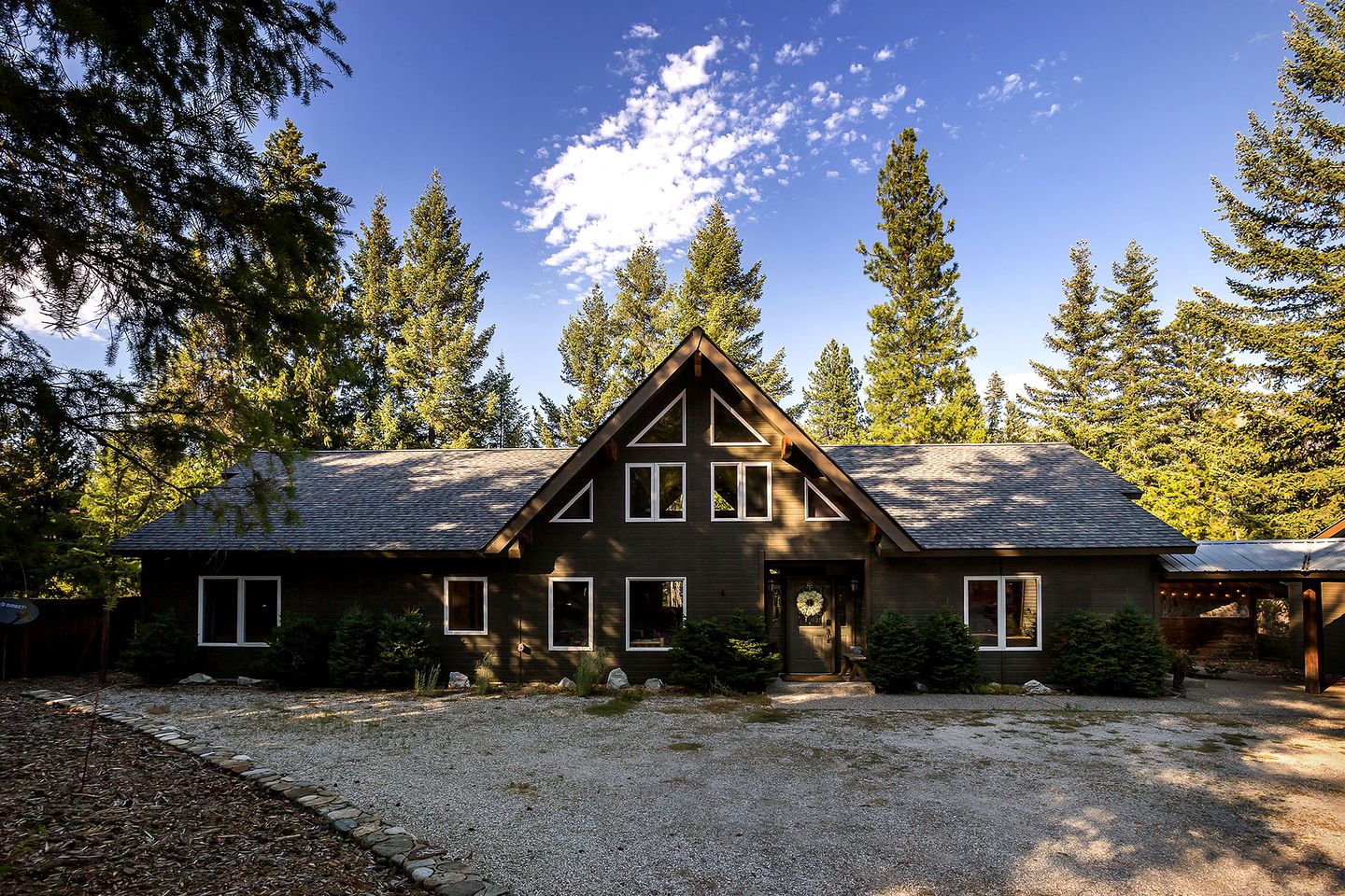 Panoramic Views of the Chiwawa River from a Luxury Cabin Porch with Private Hot-Tub in Leavenworth
