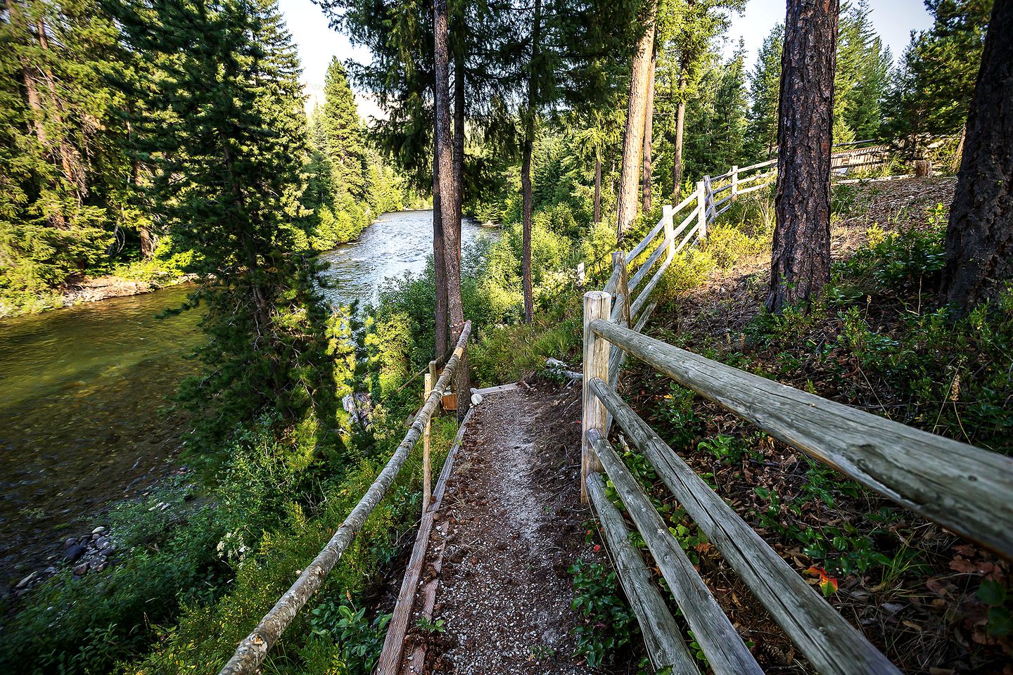 Panoramic Views of the Chiwawa River from a Luxury Cabin Porch with Private Hot-Tub in Leavenworth