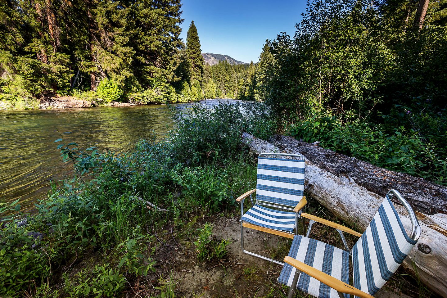 Panoramic Views of the Chiwawa River from a Luxury Cabin Porch with Private Hot-Tub in Leavenworth