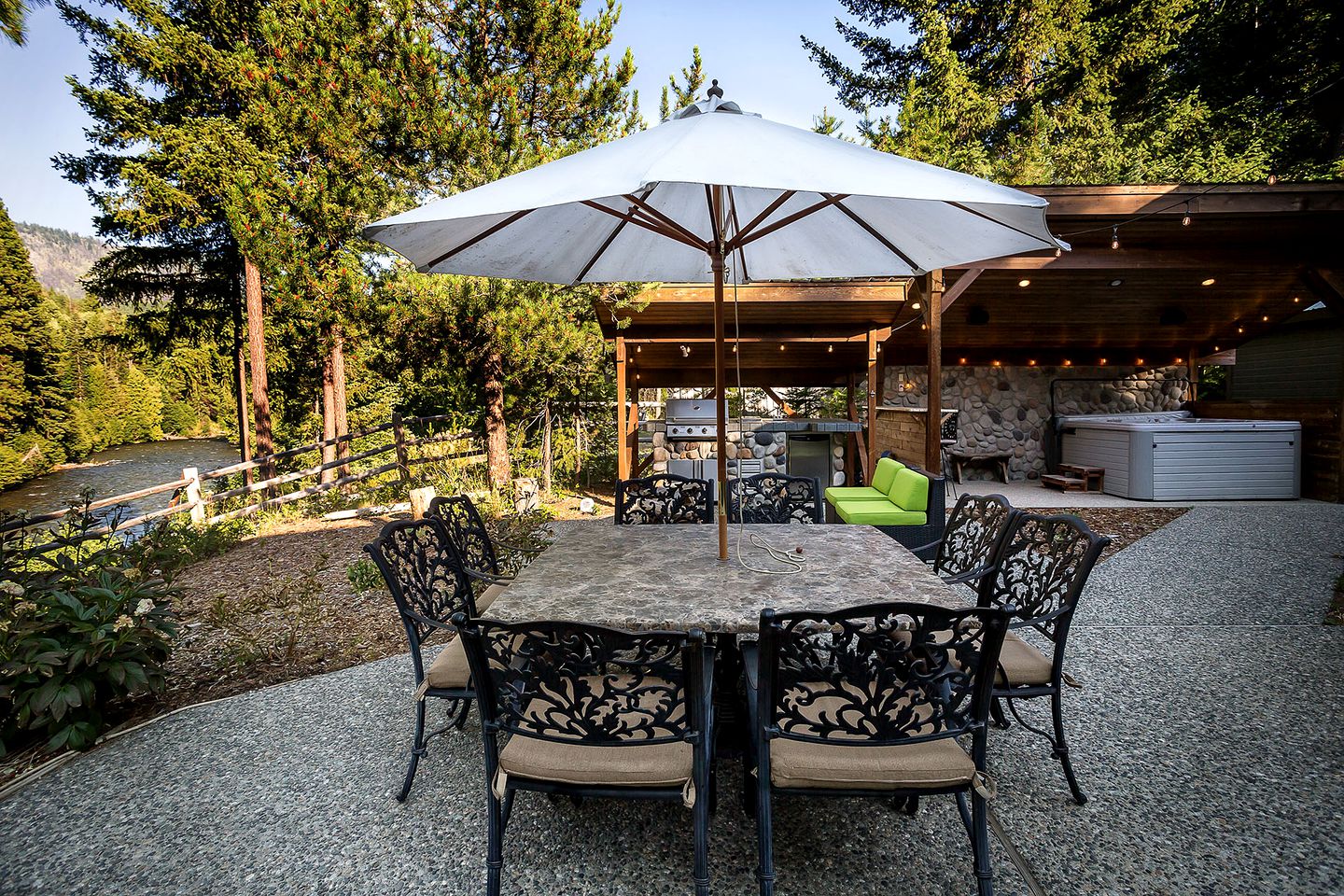 Panoramic Views of the Chiwawa River from a Luxury Cabin Porch with Private Hot-Tub in Leavenworth
