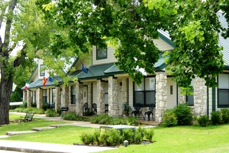 Villa Rentals on Lake in Kingsland, Texas.