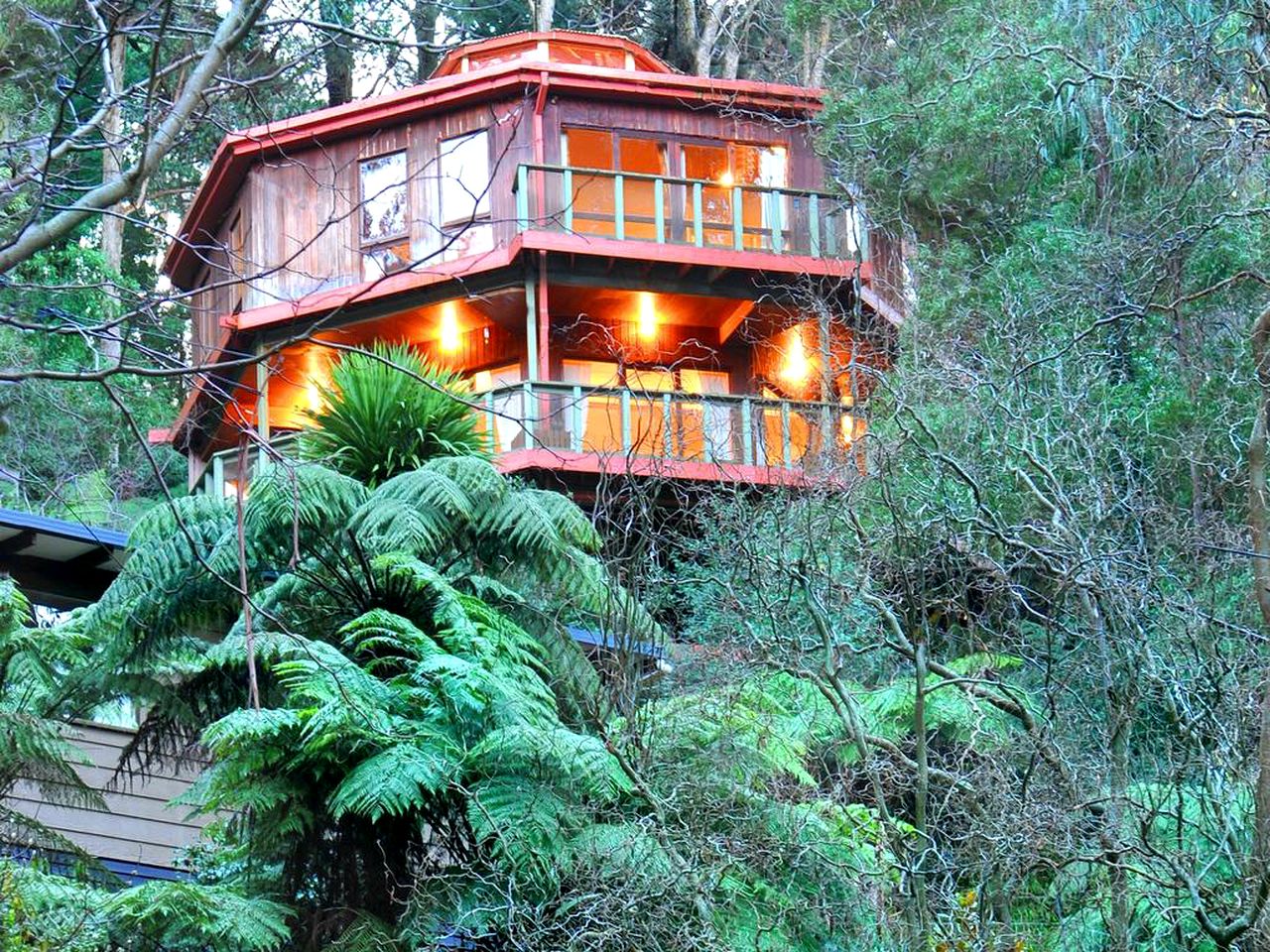 Gorgeous Octagonal Tree House Rental for a Unique Dandenong Ranges Accommodation near Melbourne