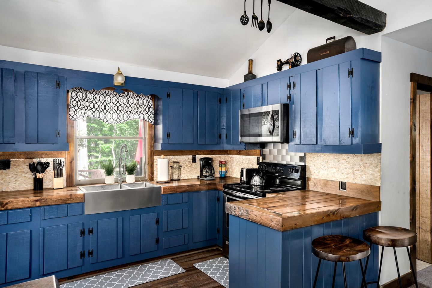 River Access Cabin with Hot Tub, Fire Pit and Kayaks for the Perfect Getaway in Rock Gap, WV
