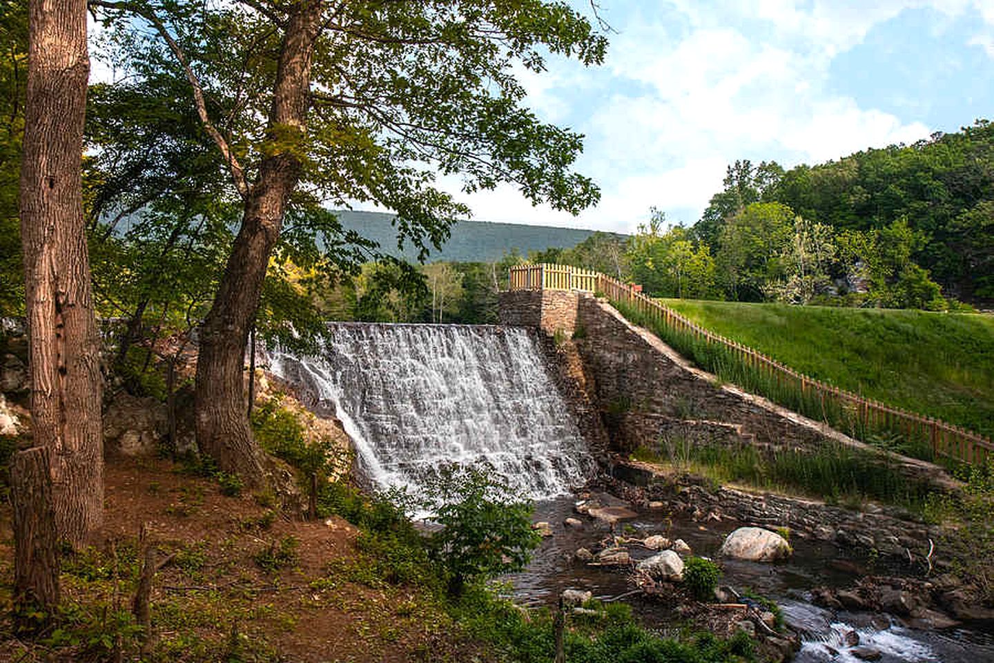 River Access Cabin with Hot Tub, Fire Pit and Kayaks for the Perfect Getaway in Rock Gap, WV