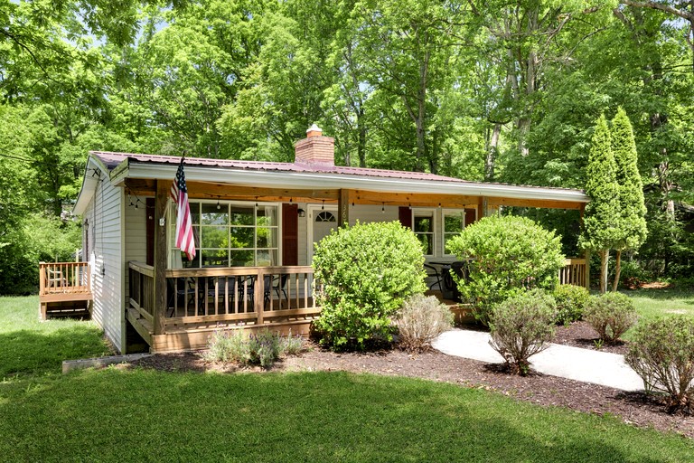 Beautiful Cabin with Fire Pit and Foosball in Luray, Virginia
