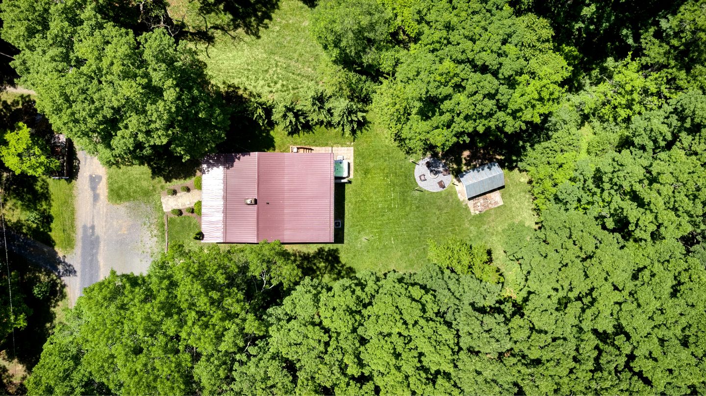 Beautiful Cabin with Fire Pit and Foosball in Luray, Virginia