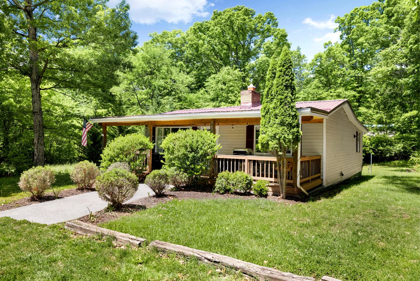 Beautiful Cabin with Fire Pit and Foosball in Luray, Virginia