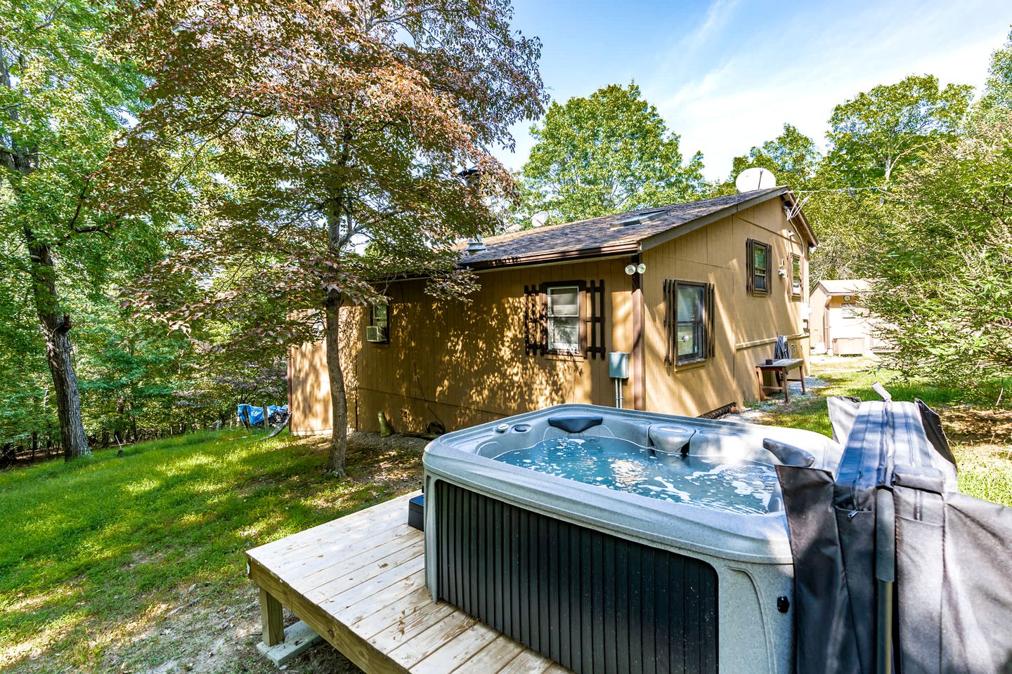 Cozy River Access Cabin with Hot Tub, Fire Pit and Deck Near Great Cacapon State Park in Bloomery, WV