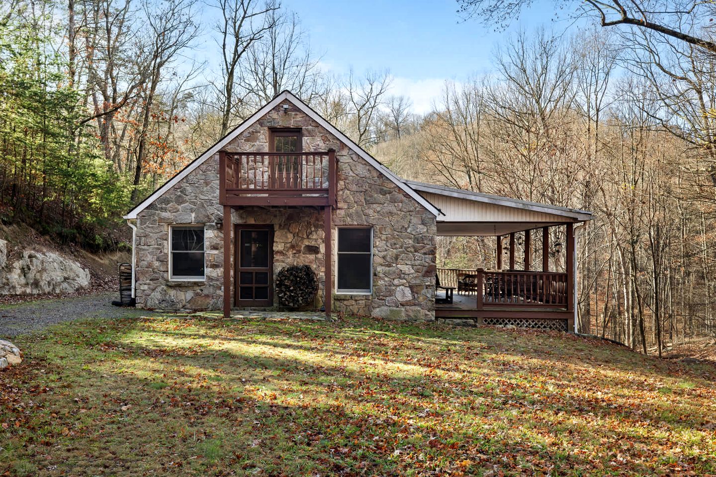 Peaceful and Pet Friendly Cabin with River Access in Great Cacapon, West Virginia