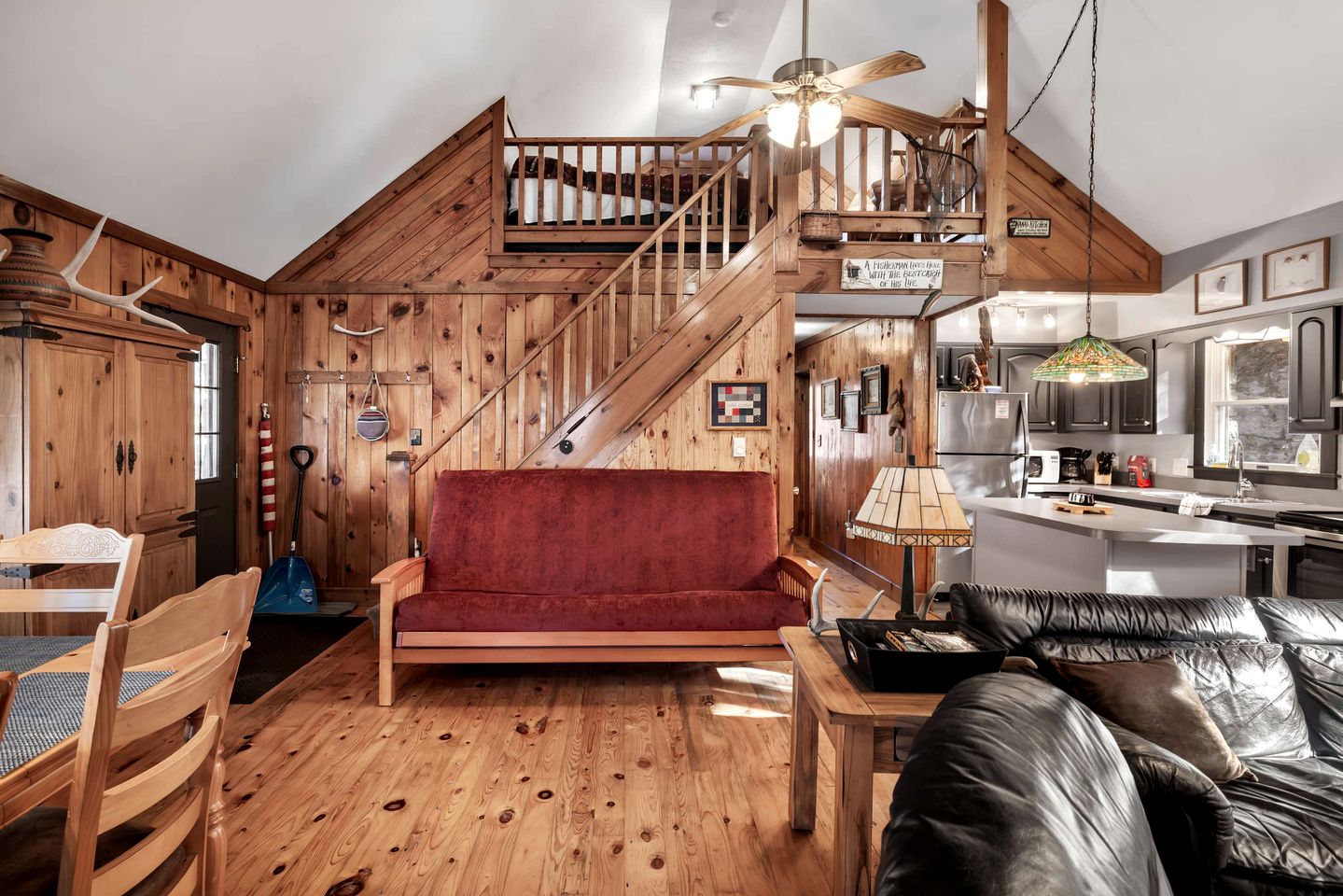 Peaceful and Pet Friendly Cabin with River Access in Great Cacapon, West Virginia