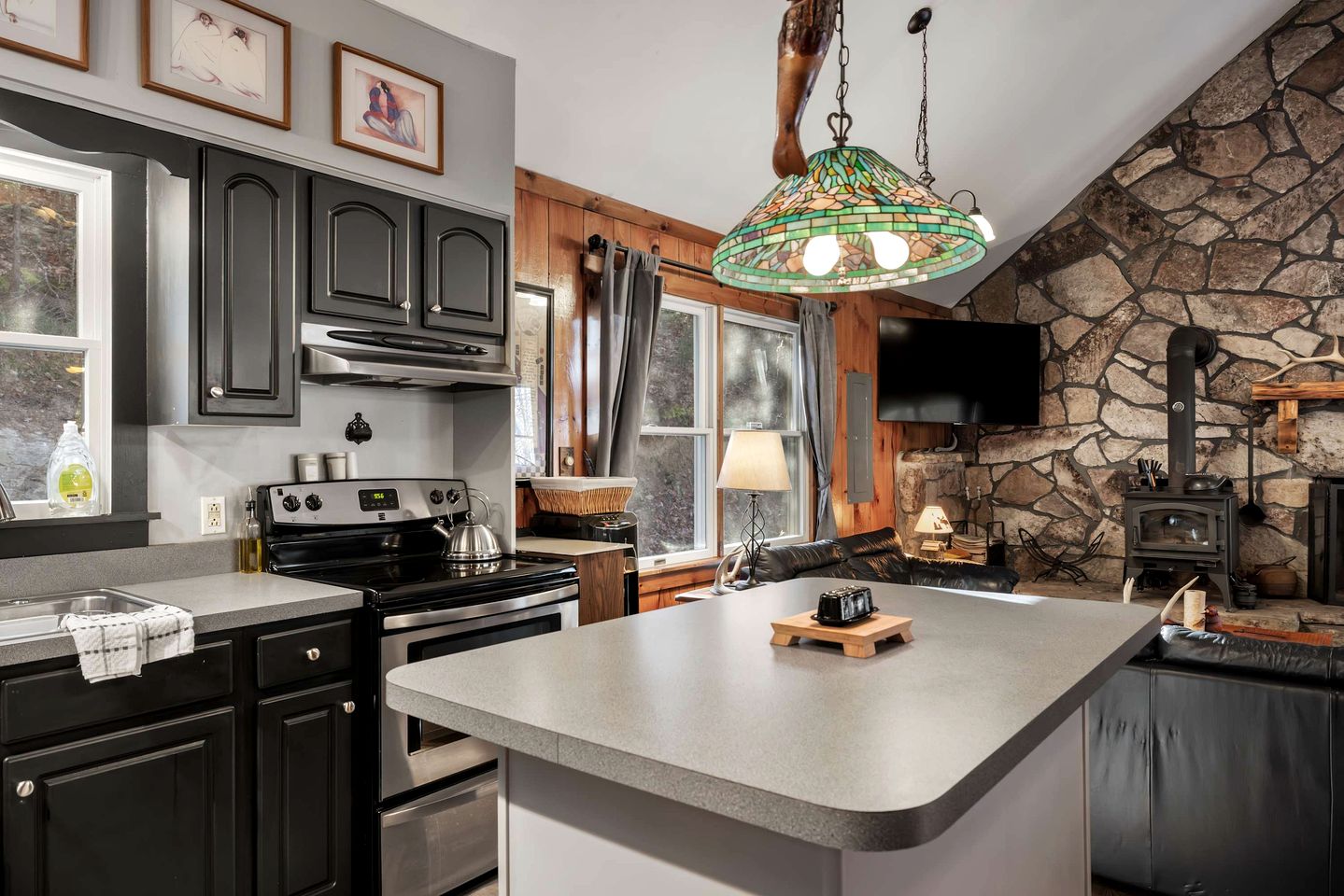 Peaceful and Pet Friendly Cabin with River Access in Great Cacapon, West Virginia