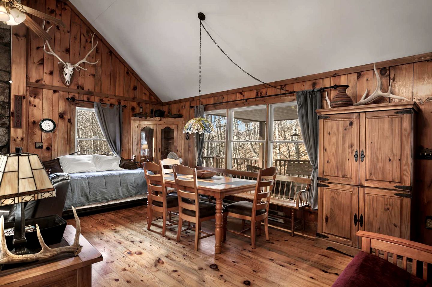 Peaceful and Pet Friendly Cabin with River Access in Great Cacapon, West Virginia