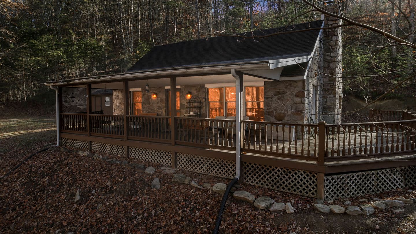 Peaceful and Pet Friendly Cabin with River Access in Great Cacapon, West Virginia