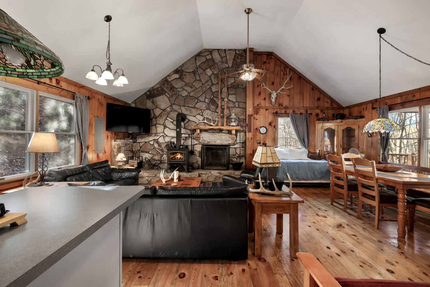 Peaceful and Pet Friendly Cabin with River Access in Great Cacapon, West Virginia