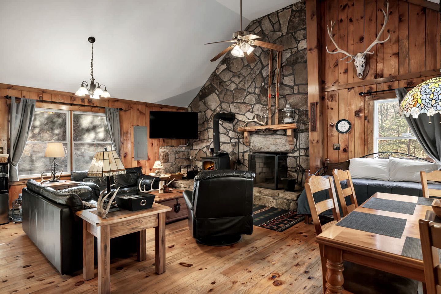 Peaceful and Pet Friendly Cabin with River Access in Great Cacapon, West Virginia