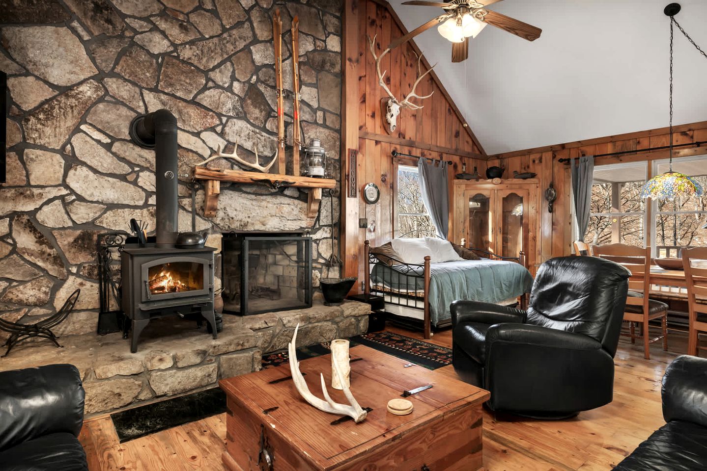 Peaceful and Pet Friendly Cabin with River Access in Great Cacapon, West Virginia