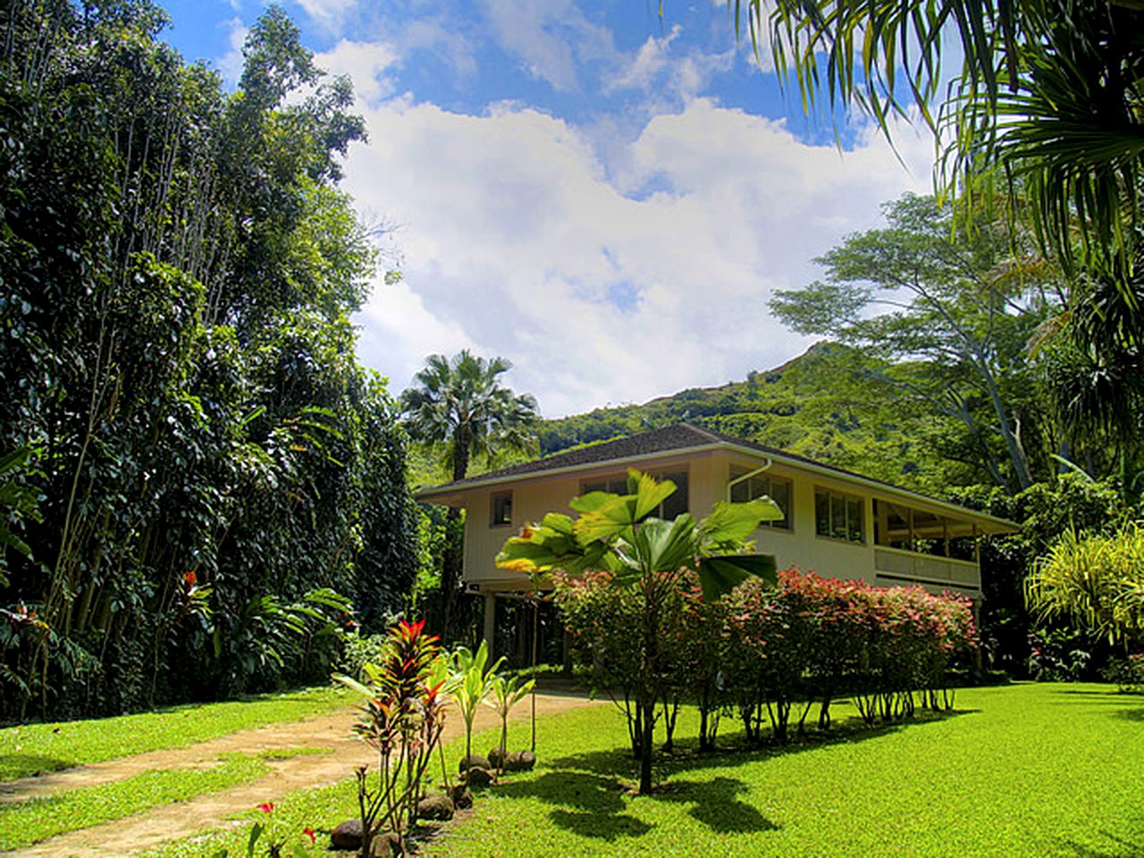 Bright Tropical Retreat Perfect for Honeymooners on Kauai, Hawaii