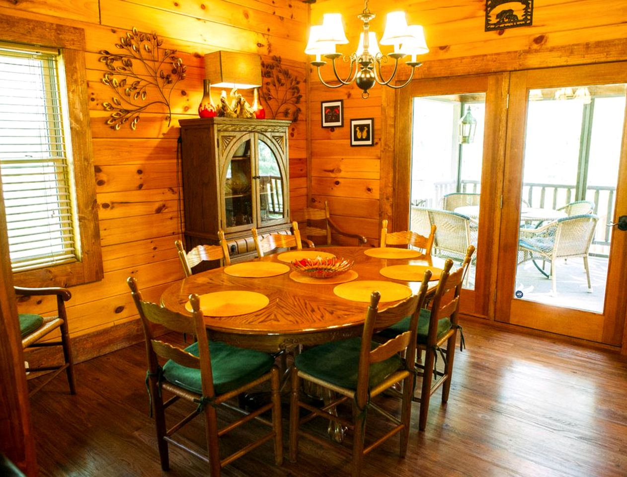 Log Cabin Rental with a Porch near Shenandoah National Park, Virginia