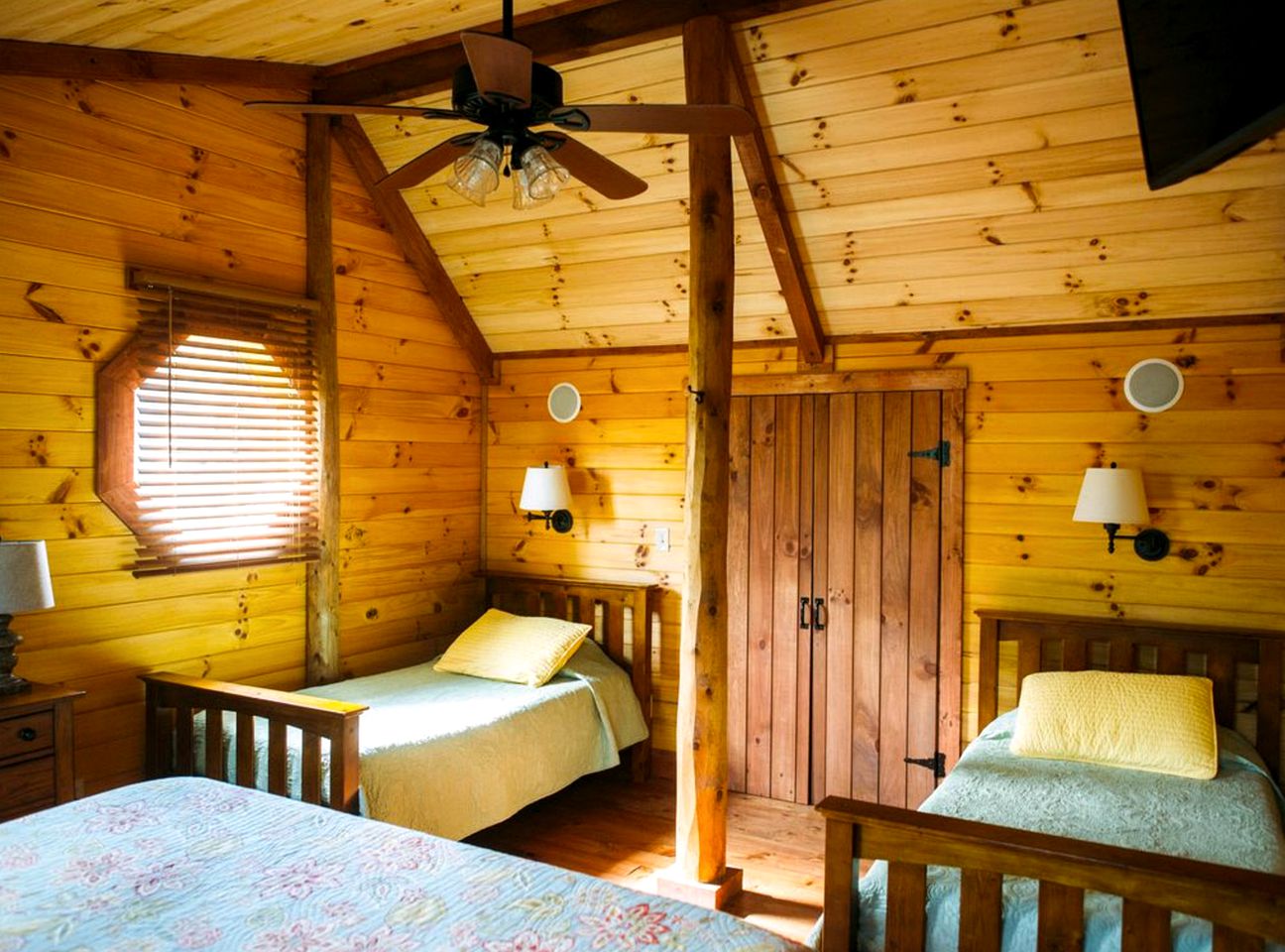 Log Cabin Rental with a Porch near Shenandoah National Park, Virginia