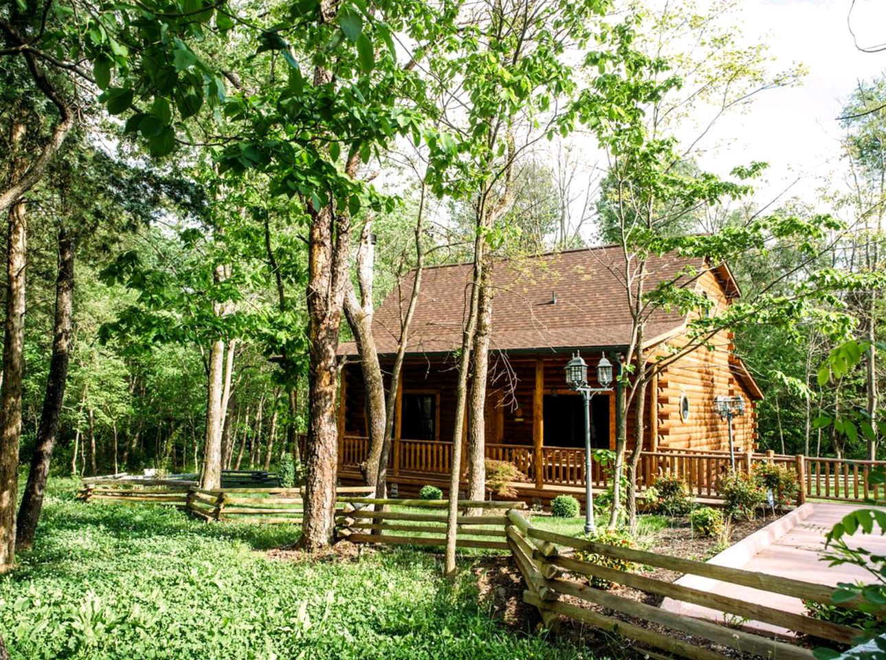 Log Cabin Rental with a Porch near Shenandoah National Park, Virginia