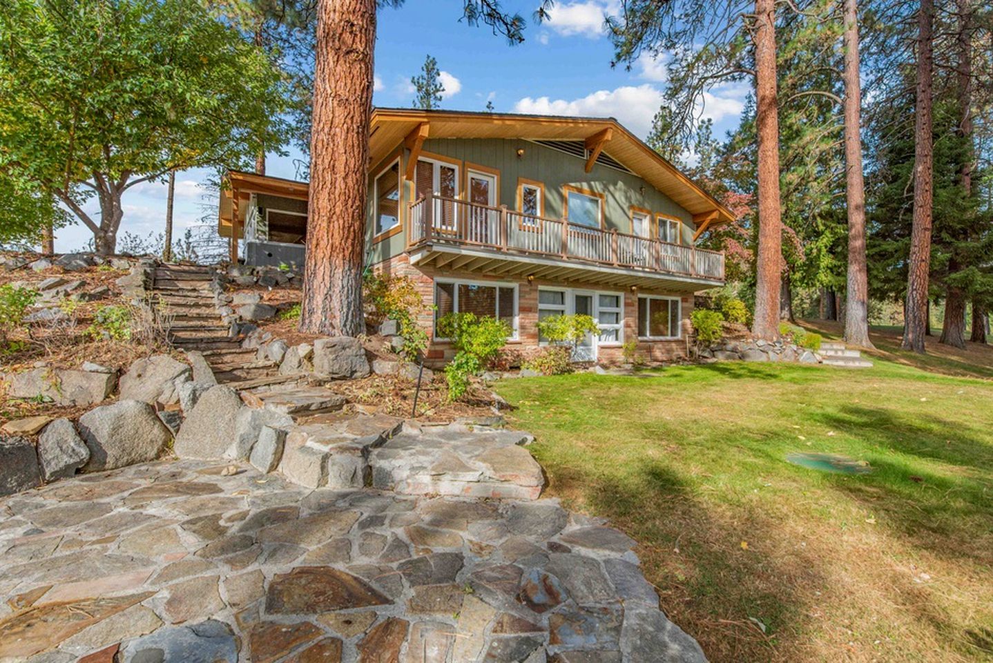 Enchanting Cabin Rental with Private Hot Tub, Heated Stone Floors, and Stunning Views near Leavenworth, Washington