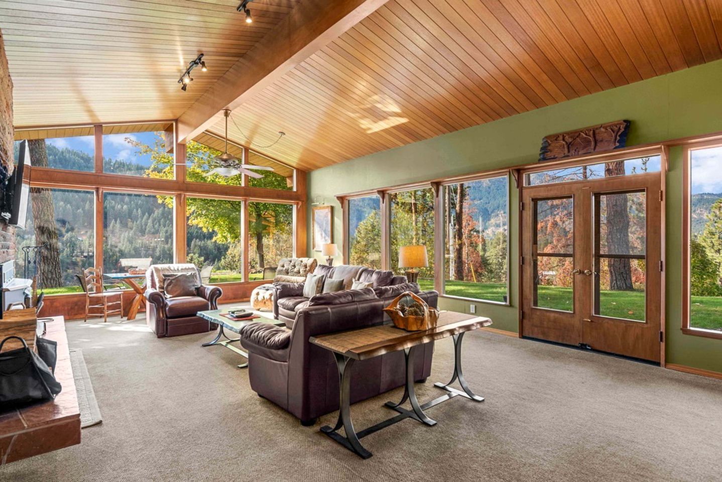 Enchanting Cabin Rental with Private Hot Tub, Heated Stone Floors, and Stunning Views near Leavenworth, Washington