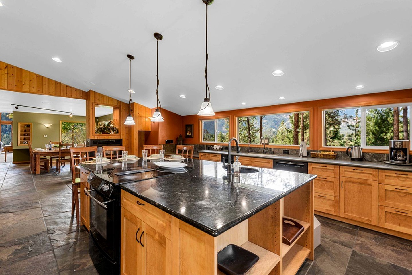 Enchanting Cabin Rental with Private Hot Tub, Heated Stone Floors, and Stunning Views near Leavenworth, Washington