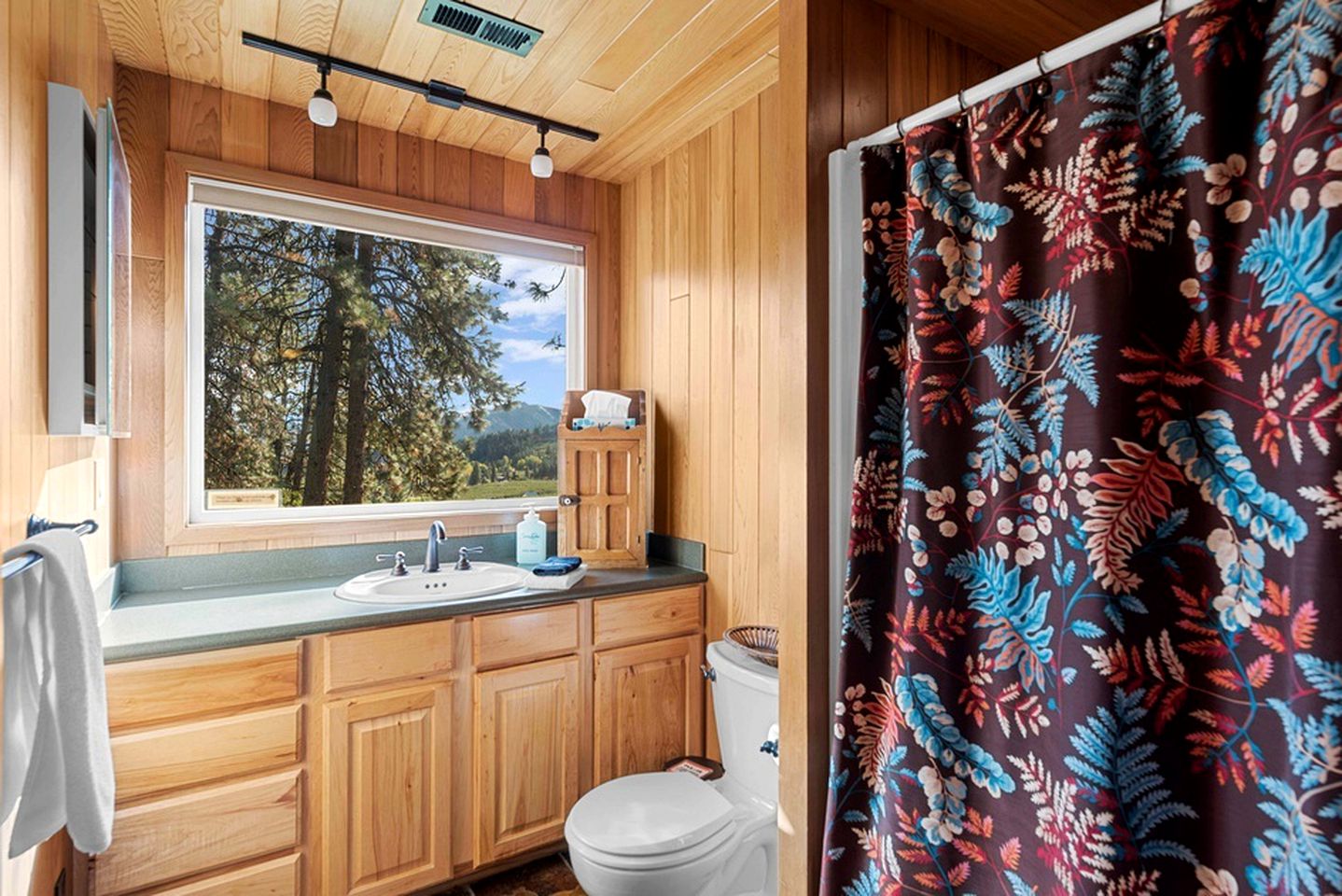 Enchanting Cabin Rental with Private Hot Tub, Heated Stone Floors, and Stunning Views near Leavenworth, Washington