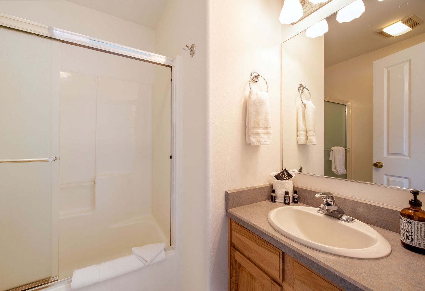 Charming Getaway for Couples and Families near the Columbia River Gorge in Hood River, Oregon