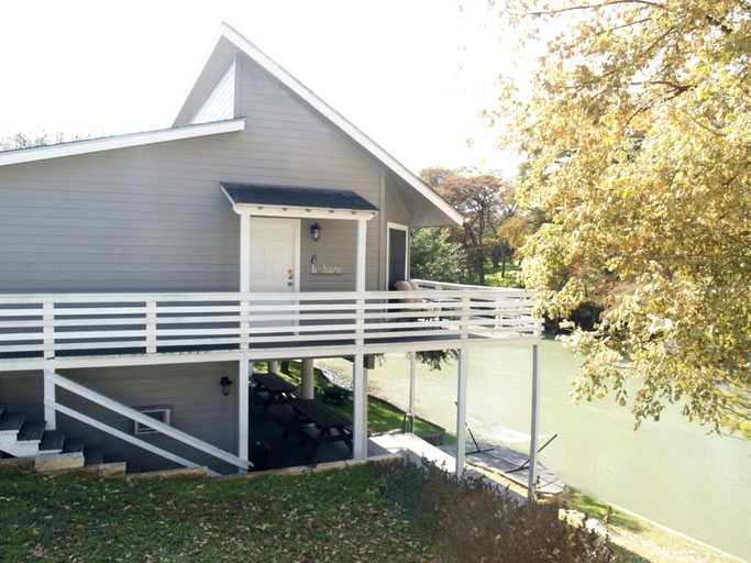 Guadalupe River cabin rental near San Antonio, Texas