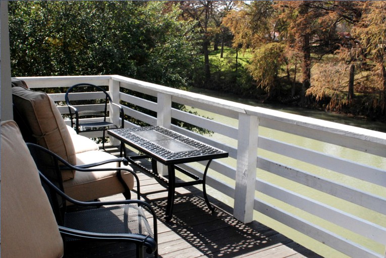 Cabins (New Braunfels, Texas, United States)