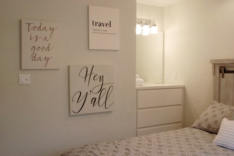 Cabins (New Braunfels, Texas, United States)