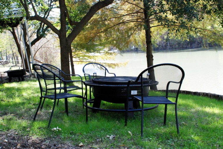 Cabins (New Braunfels, Texas, United States)