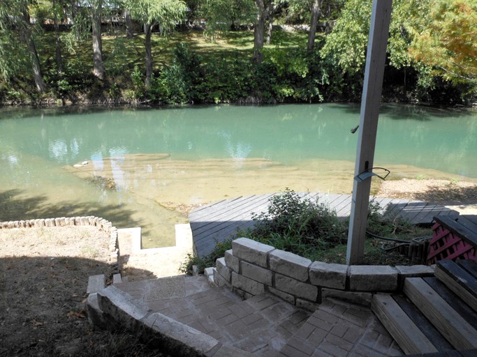 Cabins (New Braunfels, Texas, United States)