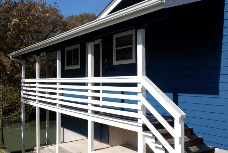 Cabins (New Braunfels, Texas, United States)