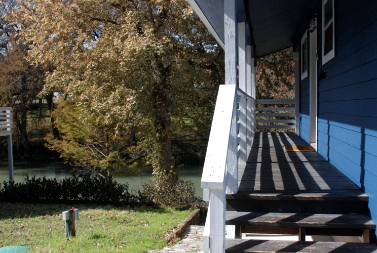 Cabins (New Braunfels, Texas, United States)