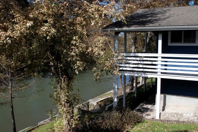 Cabins (New Braunfels, Texas, United States)