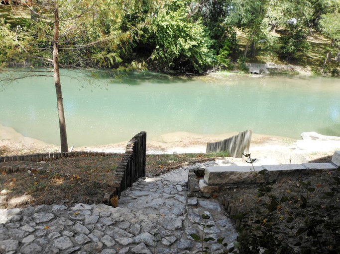 Cabins (New Braunfels, Texas, United States)