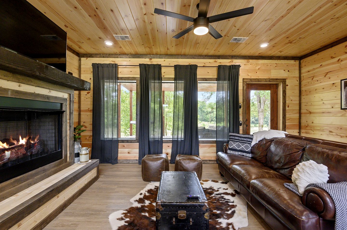 Waterfront Pet Friendly Cabin on Glover River with Hot Tub near Hochatown, Oklahoma