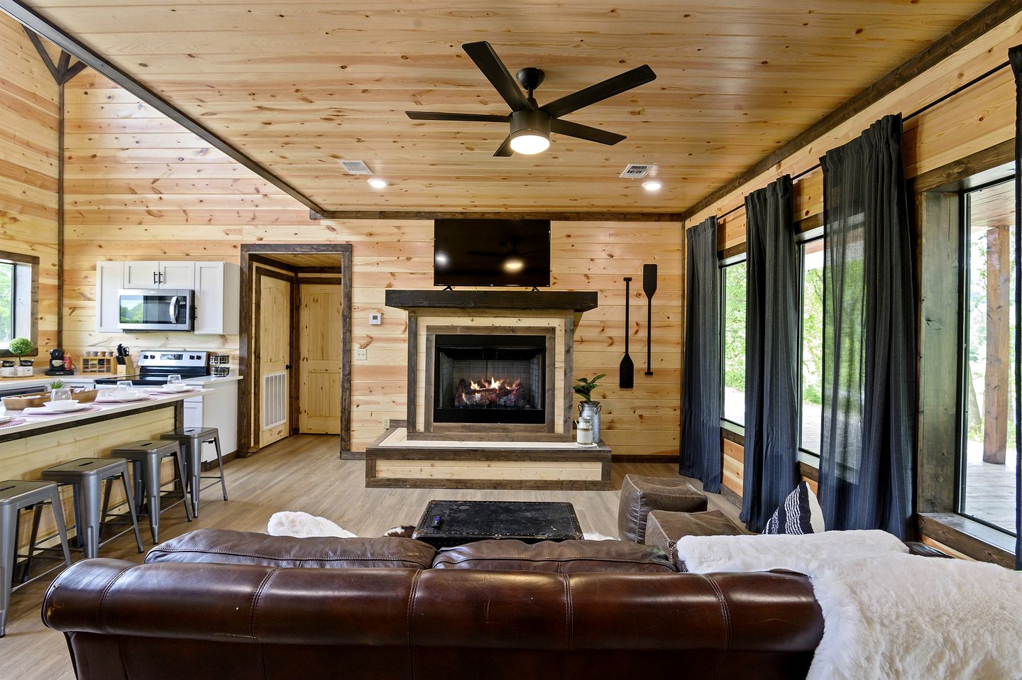 Waterfront Pet Friendly Cabin on Glover River with Hot Tub near Hochatown, Oklahoma
