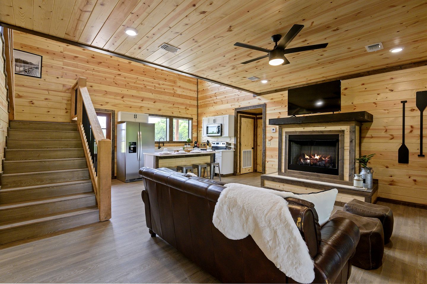 Waterfront Pet Friendly Cabin on Glover River with Hot Tub near Hochatown, Oklahoma