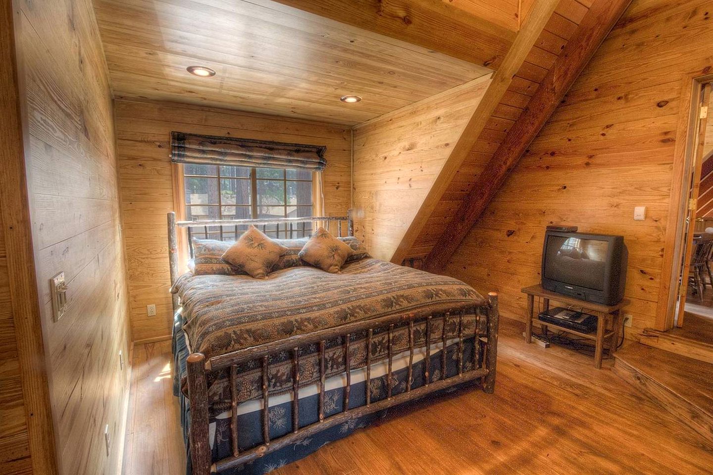 Superb Family Cabin with Hot Tub near Heavenly Valley Ski Area in Lake Tahoe, California