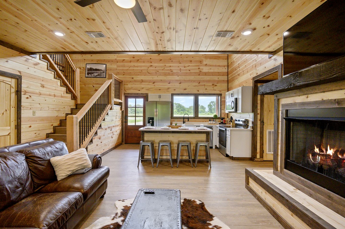 Waterfront Pet Friendly Cabin on Glover River with Hot Tub near Hochatown, Oklahoma