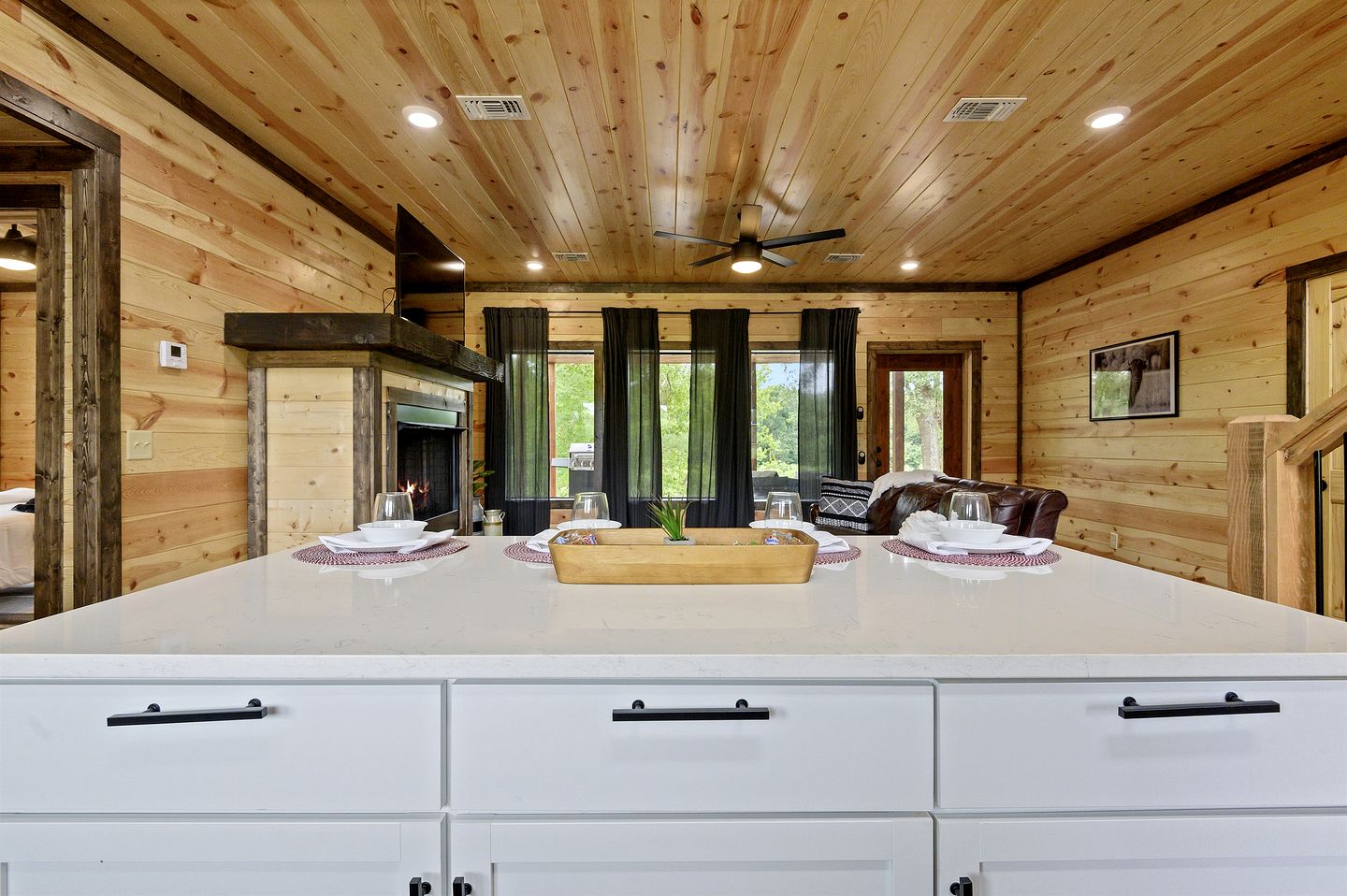 Waterfront Pet Friendly Cabin on Glover River with Hot Tub near Hochatown, Oklahoma