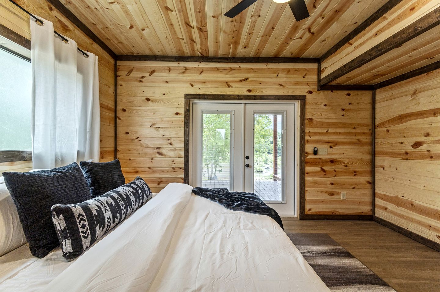 Waterfront Pet Friendly Cabin on Glover River with Hot Tub near Hochatown, Oklahoma