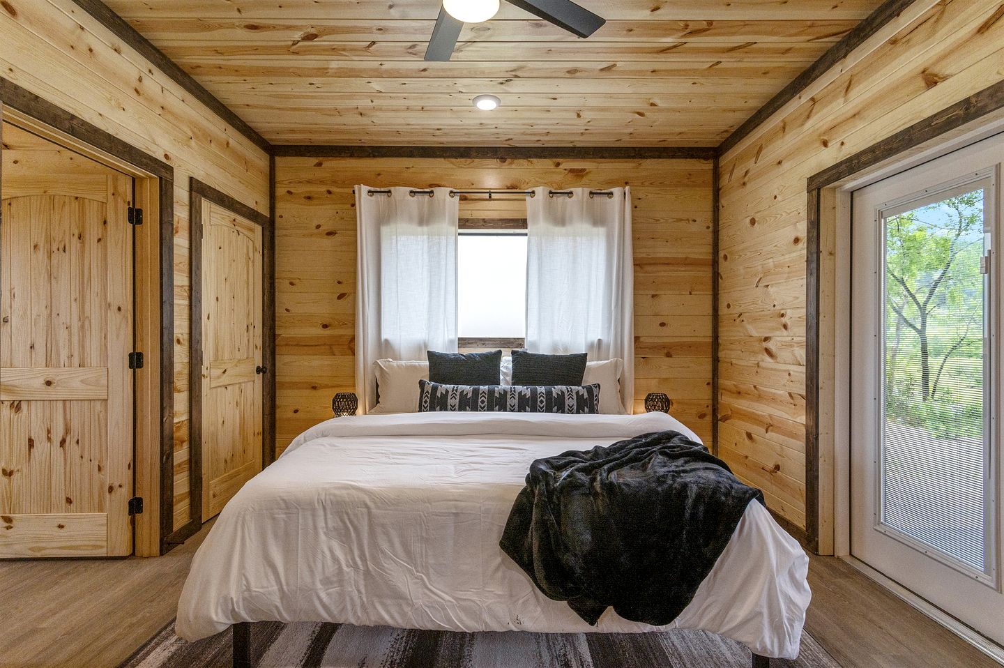 Waterfront Pet Friendly Cabin on Glover River with Hot Tub near Hochatown, Oklahoma