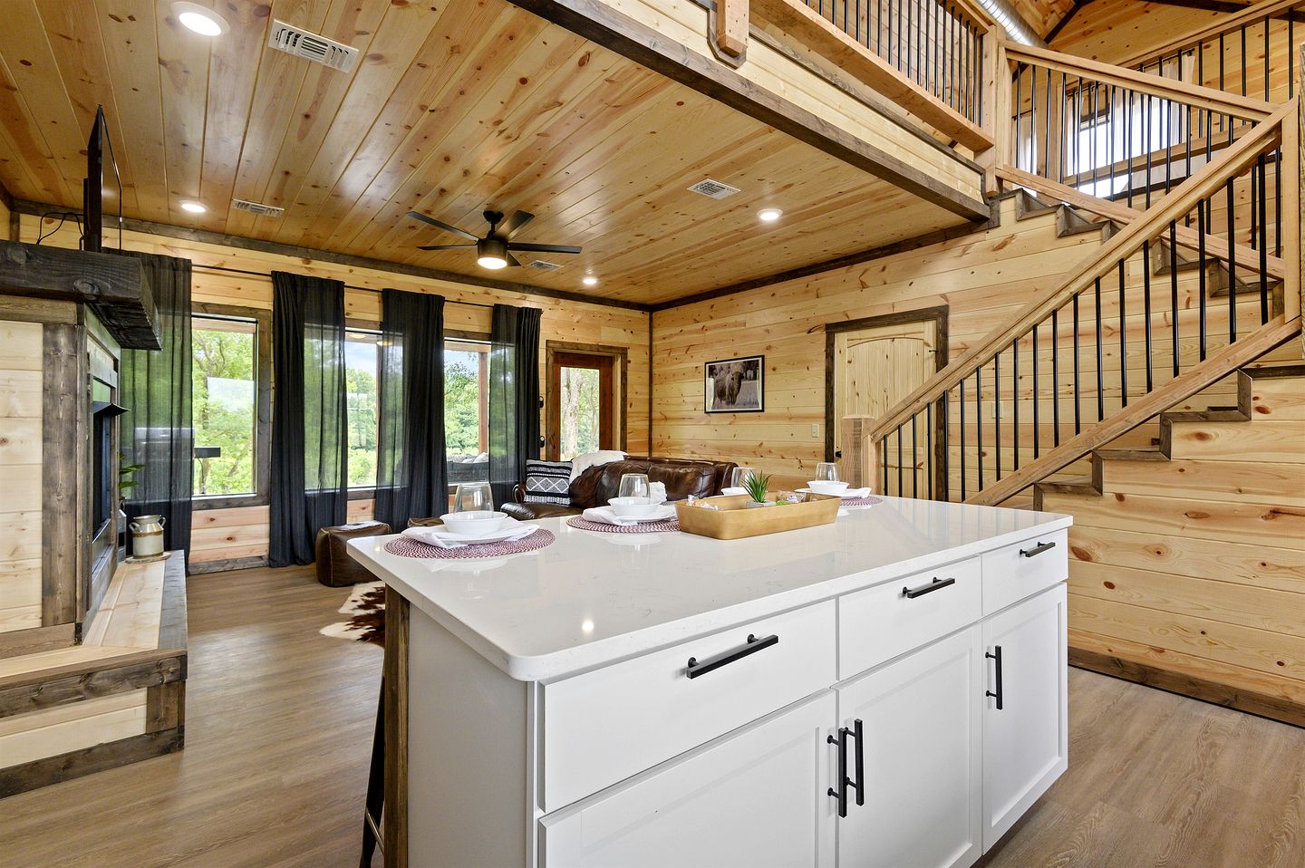 Waterfront Pet Friendly Cabin on Glover River with Hot Tub near Hochatown, Oklahoma