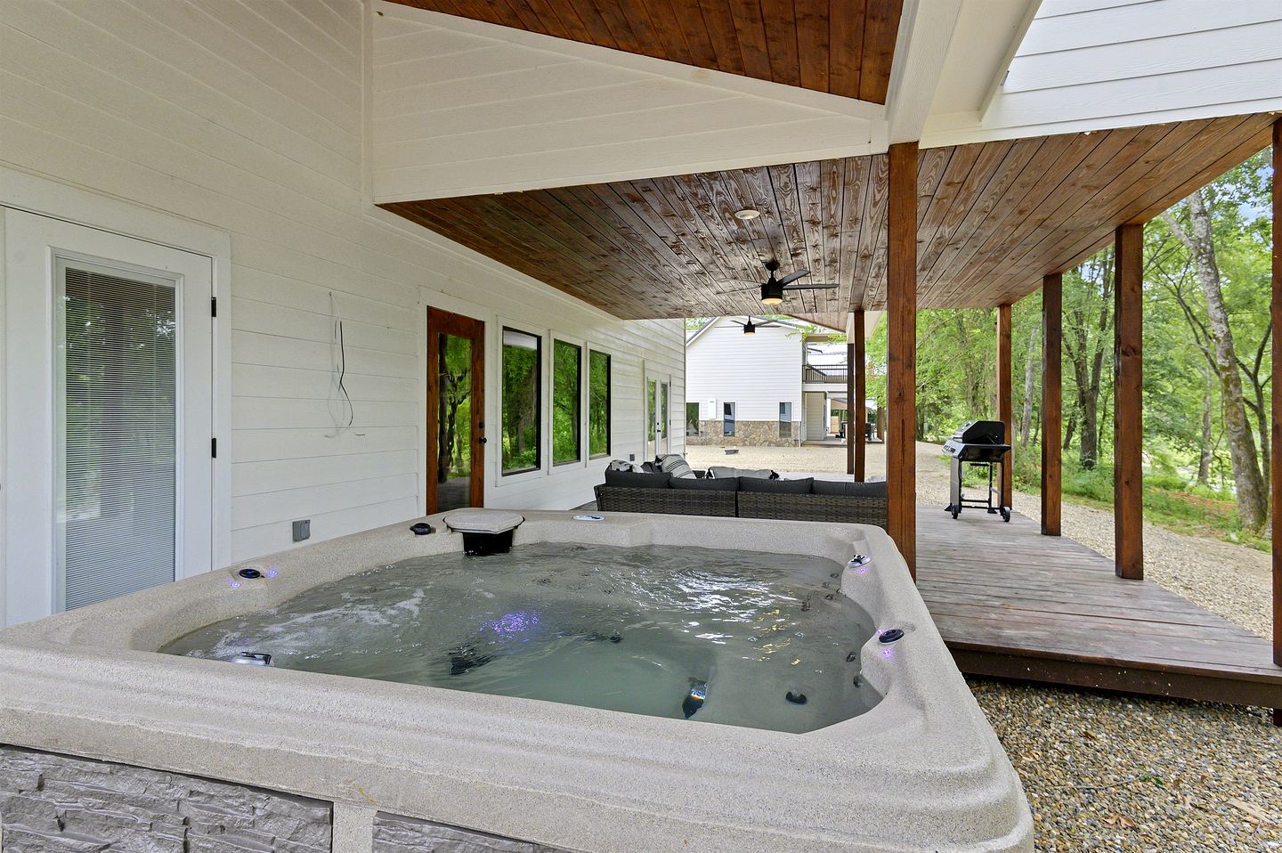 Waterfront Pet Friendly Cabin on Glover River with Hot Tub near Hochatown, Oklahoma