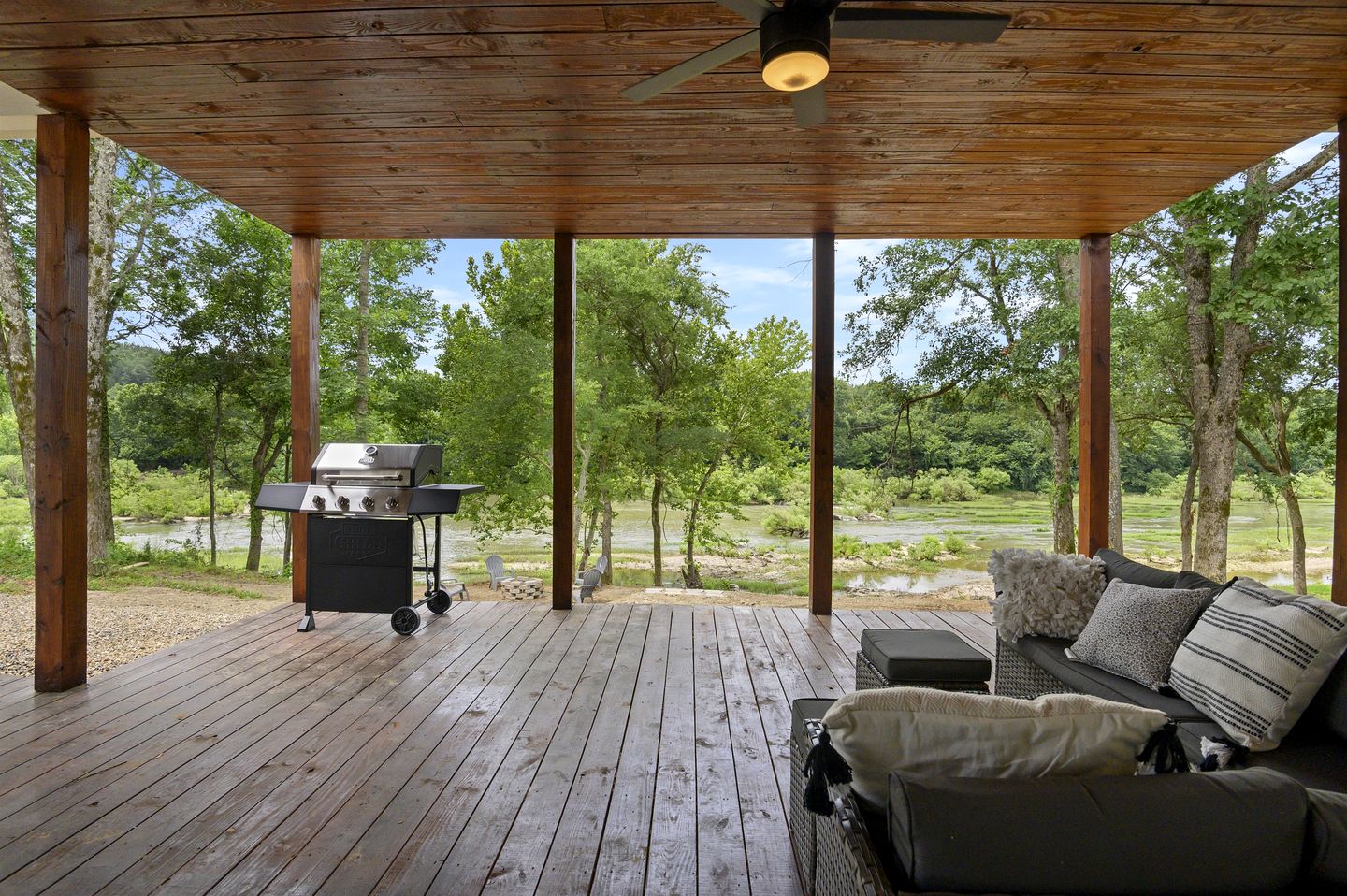 Waterfront Pet Friendly Cabin on Glover River with Hot Tub near Hochatown, Oklahoma
