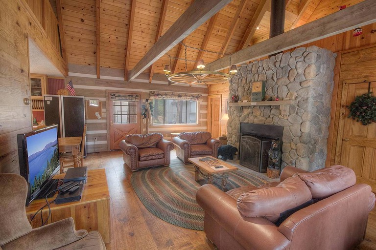 Superb Family Cabin with Hot Tub near Heavenly Valley Ski Area in Lake Tahoe, California